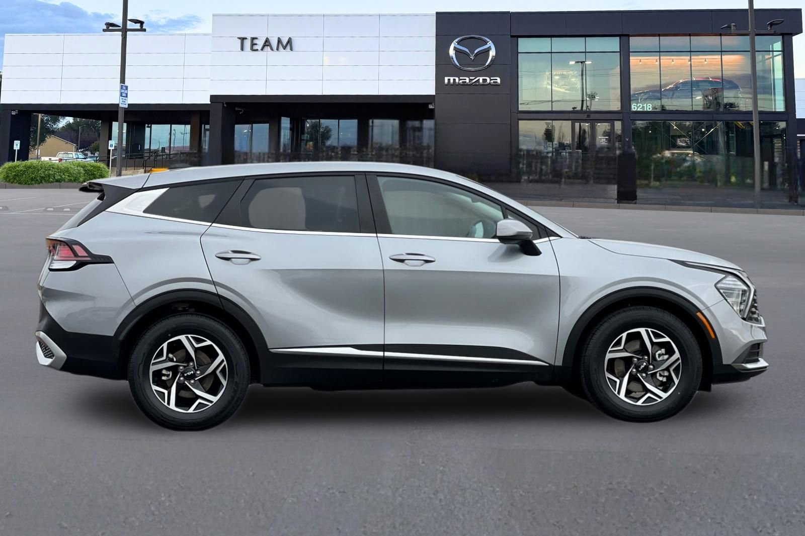 Used 2024 Kia Sportage LX image 3