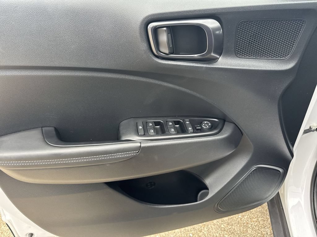 Used 2024 Hyundai Venue Limited FWD image 15