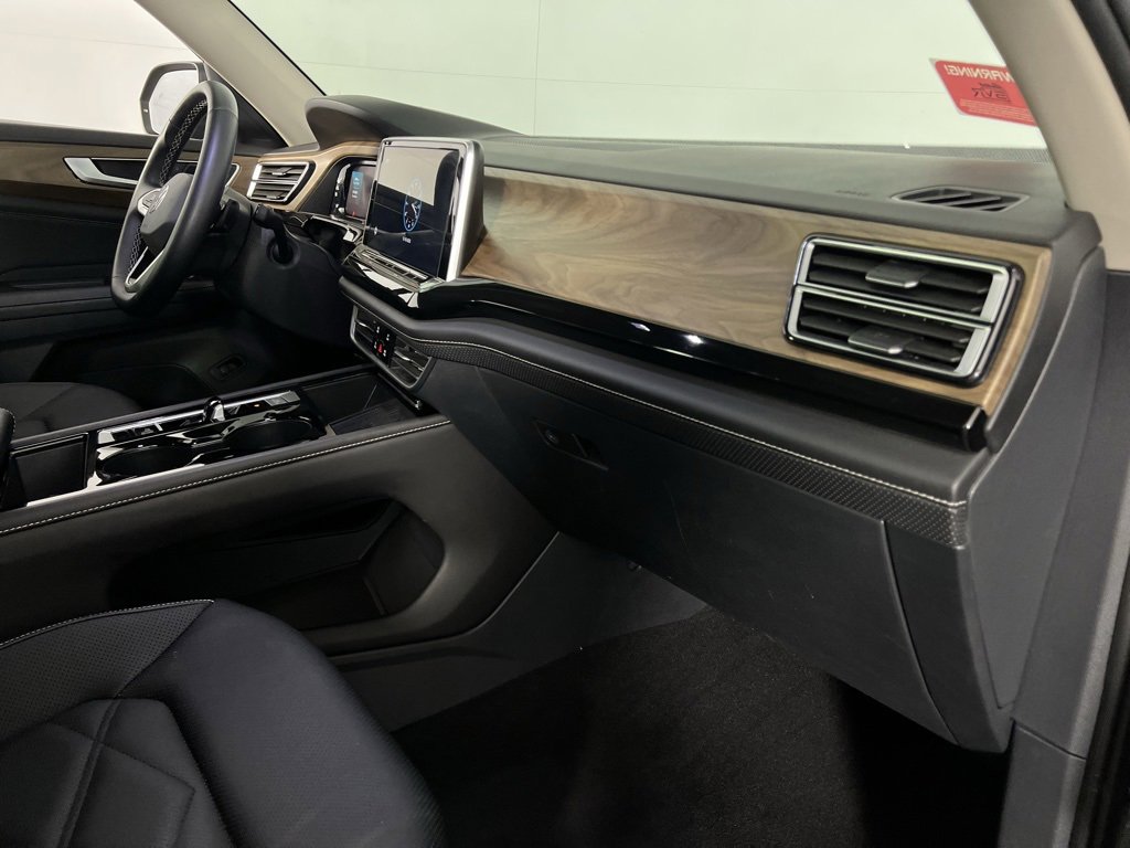 Used 2025 Volkswagen Atlas SE image 33