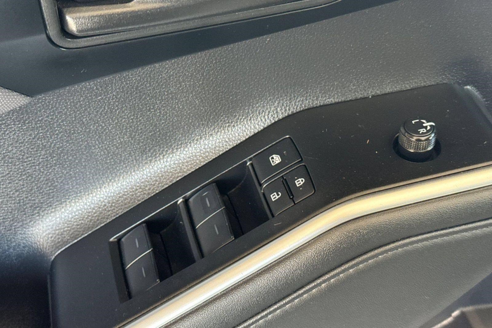 Used 2025 Toyota Highlander LE FWD image 14
