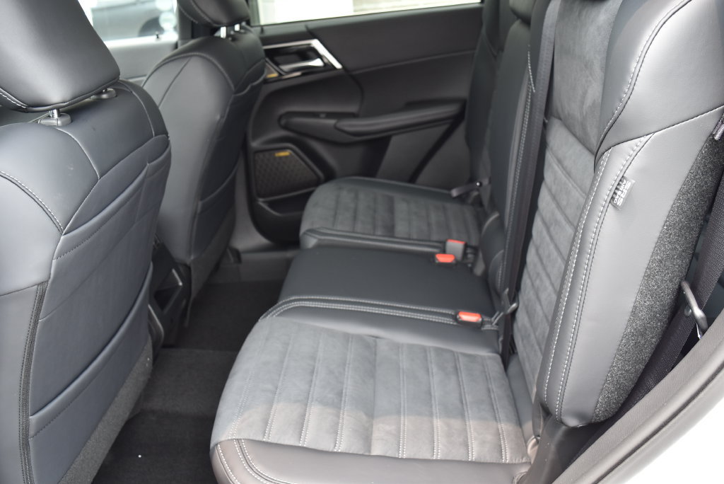 New 2026 Mitsubishi Outlander SE FWD image 11