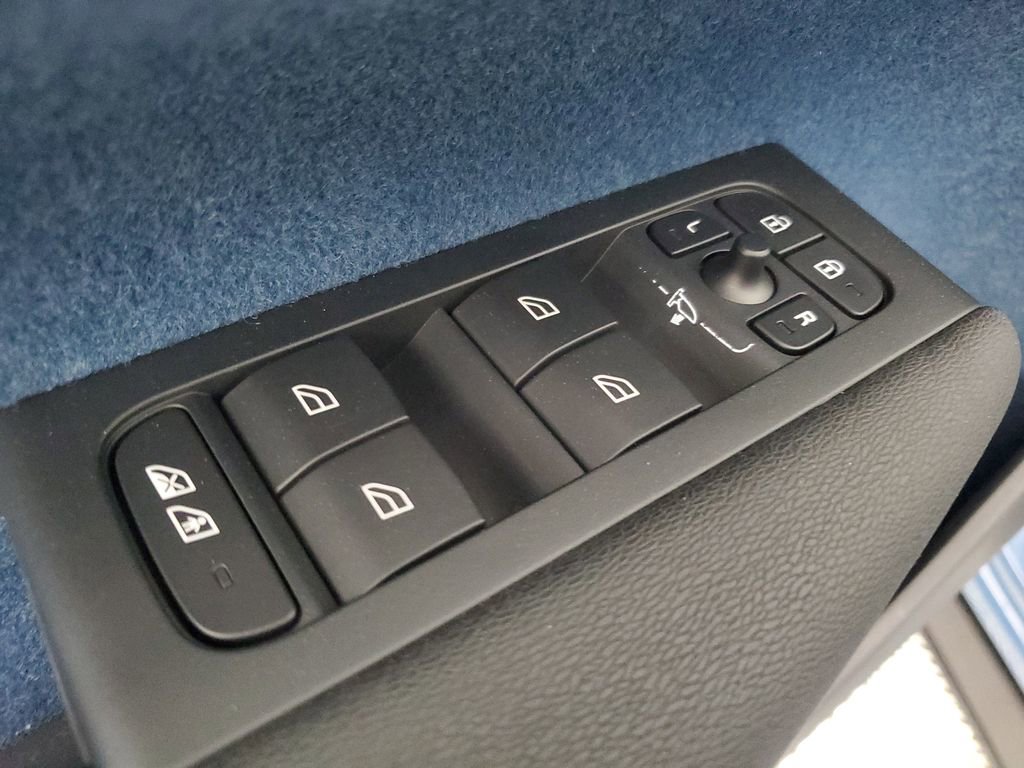Certified 2023 Volvo XC40 Recharge Ultimate image 22