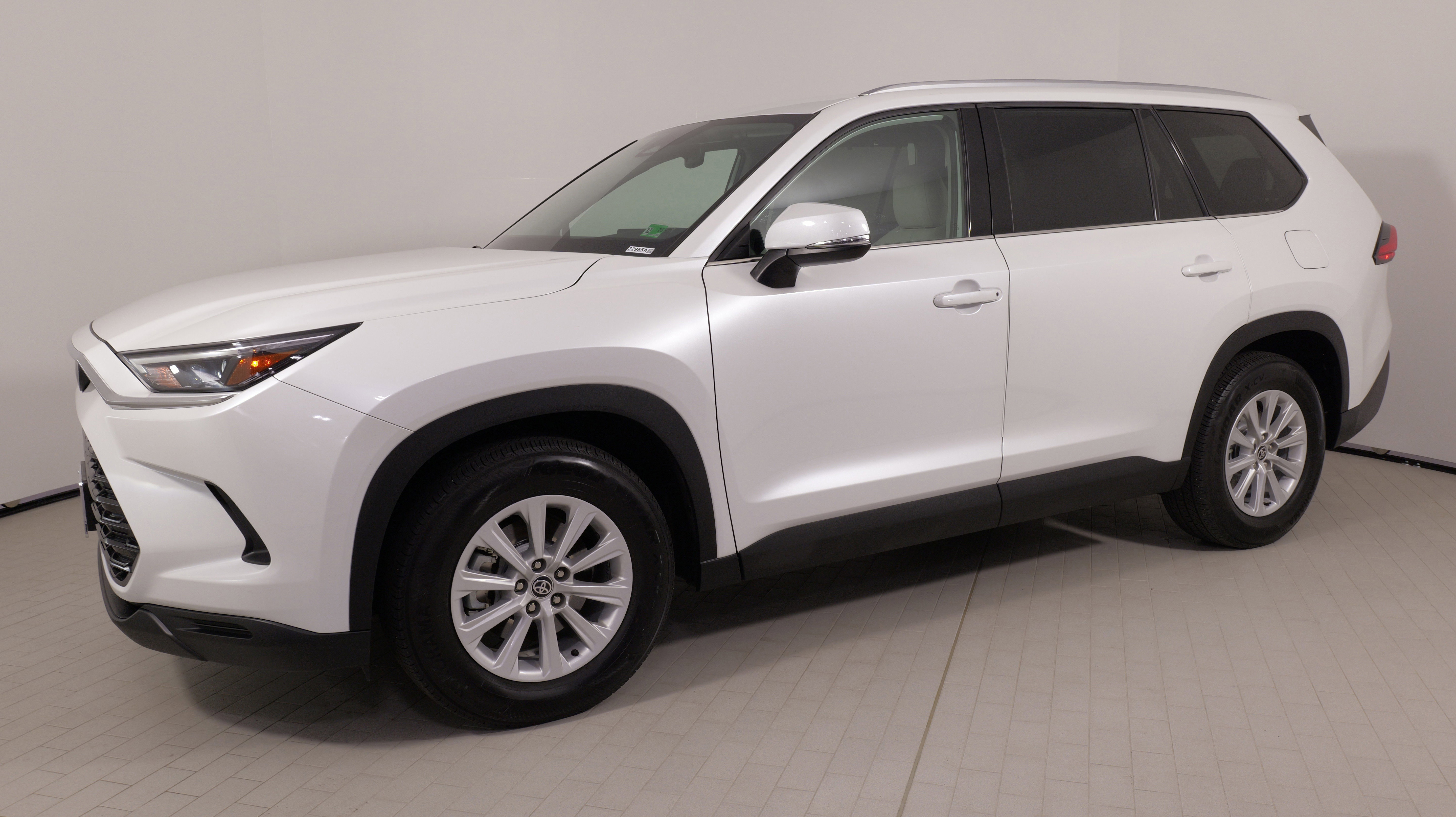Used 2024 Toyota Grand Highlander XLE image 2