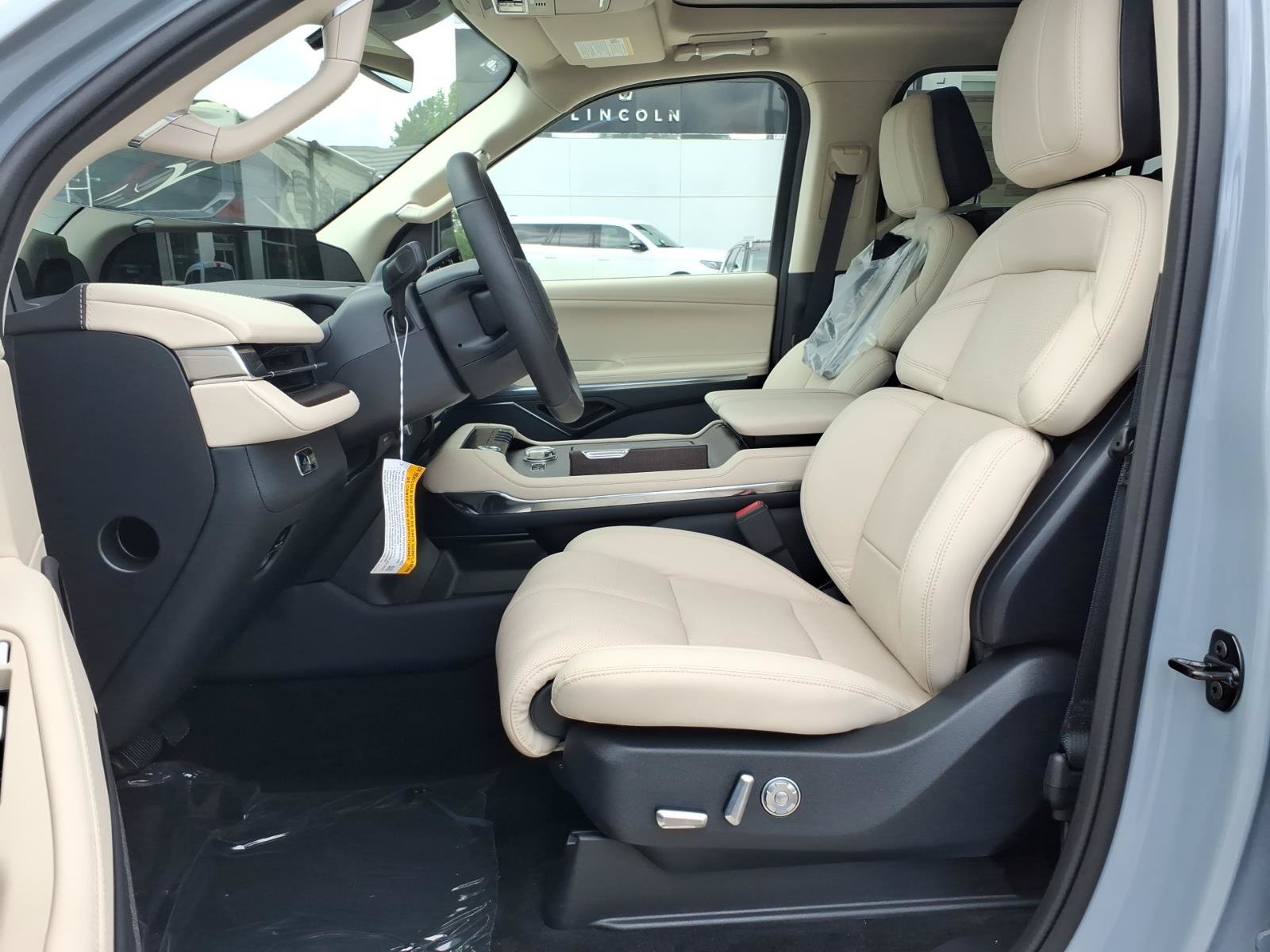 New 2027 Lincoln Navigator Reserve AWD/4WD image 6
