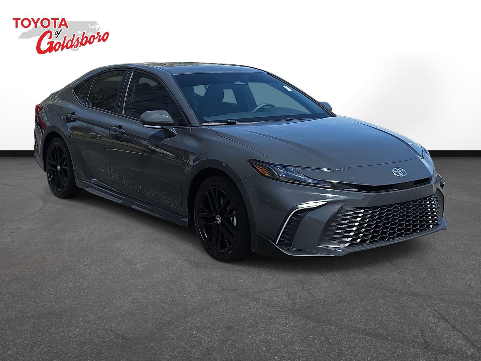 Used 2025 Toyota Camry SE image 3