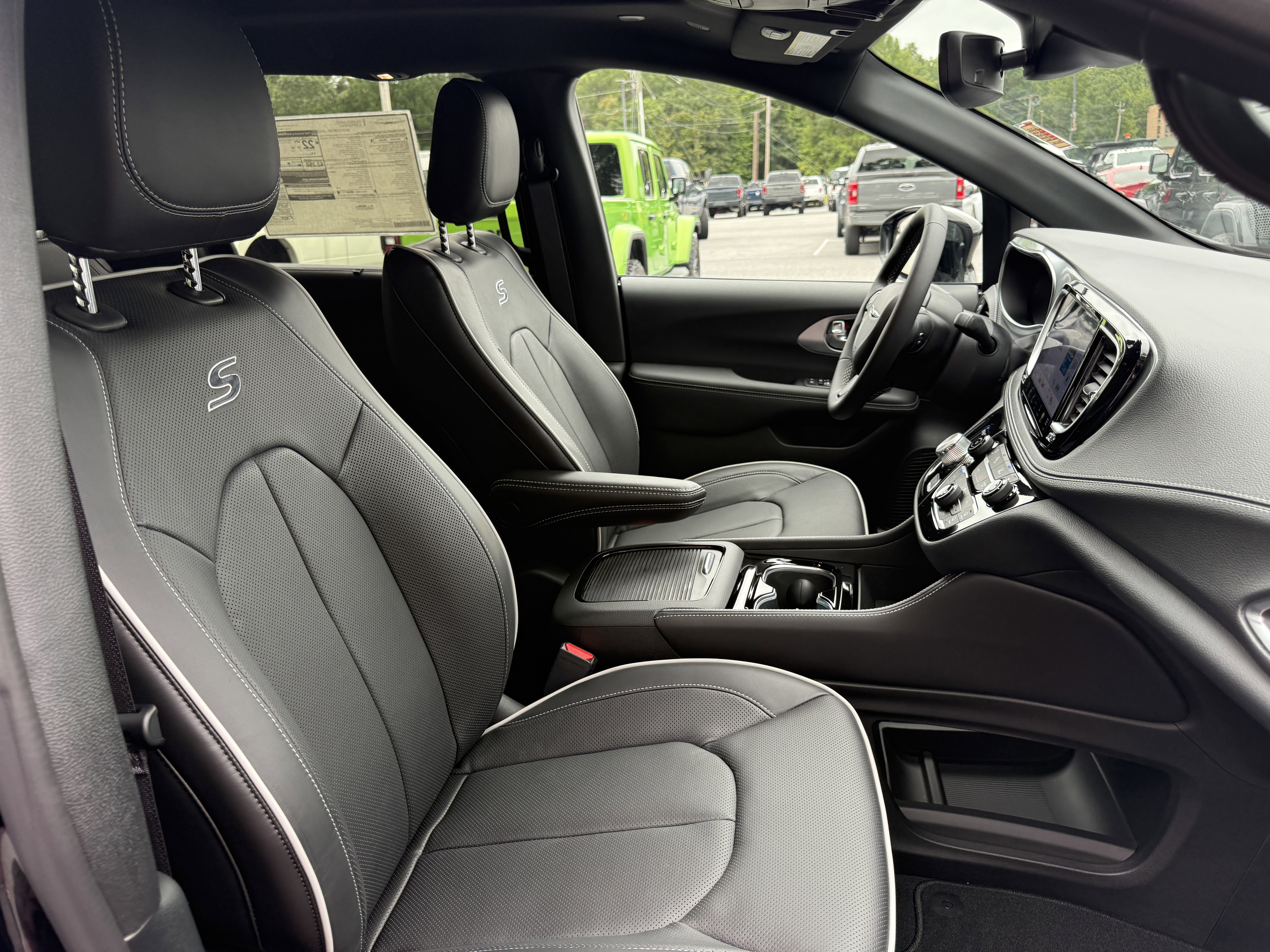 New 2026 Chrysler Pacifica Limited image 14