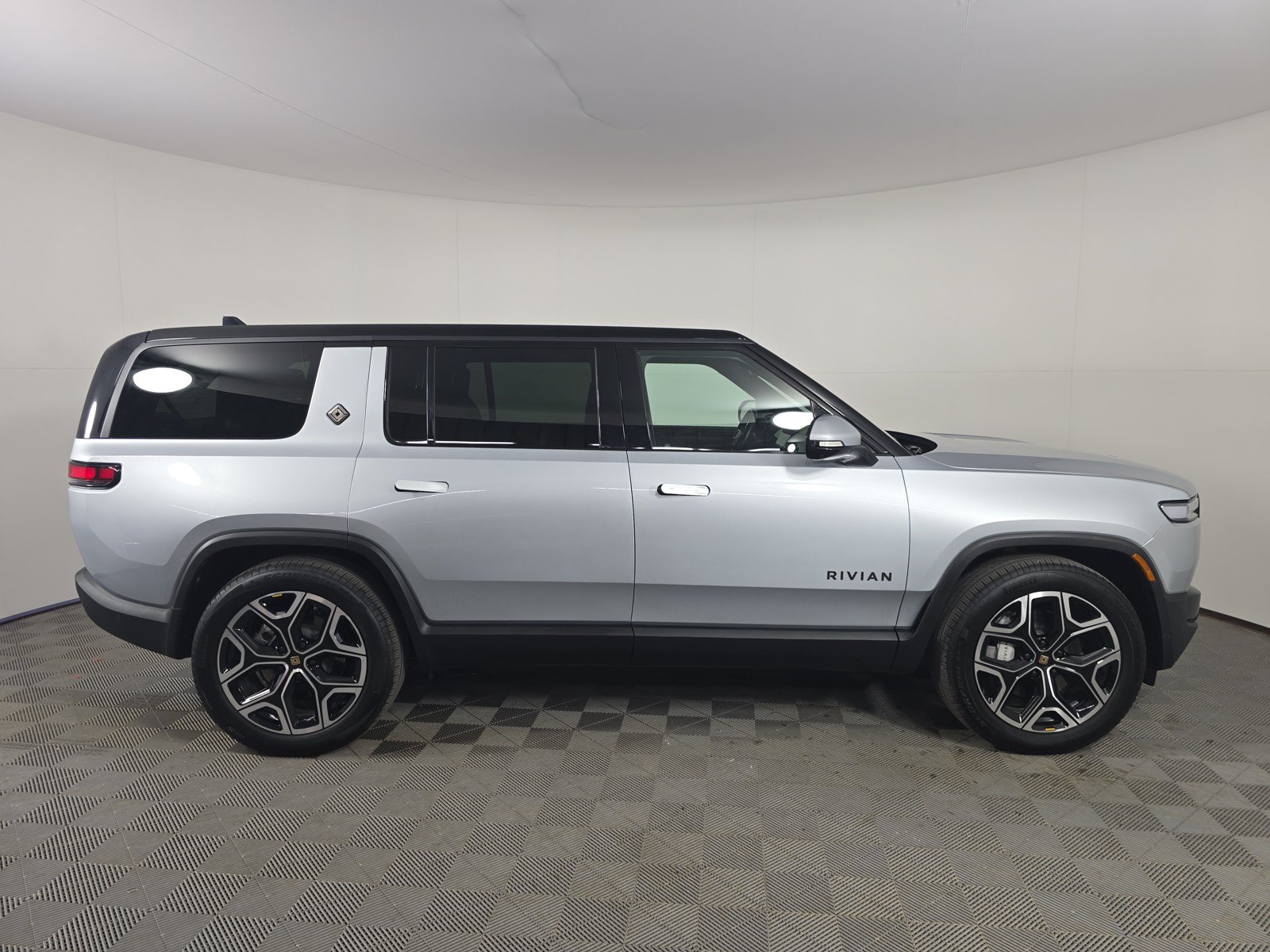 Used 2025 Rivian R1S Adventure AWD/4WD image 6