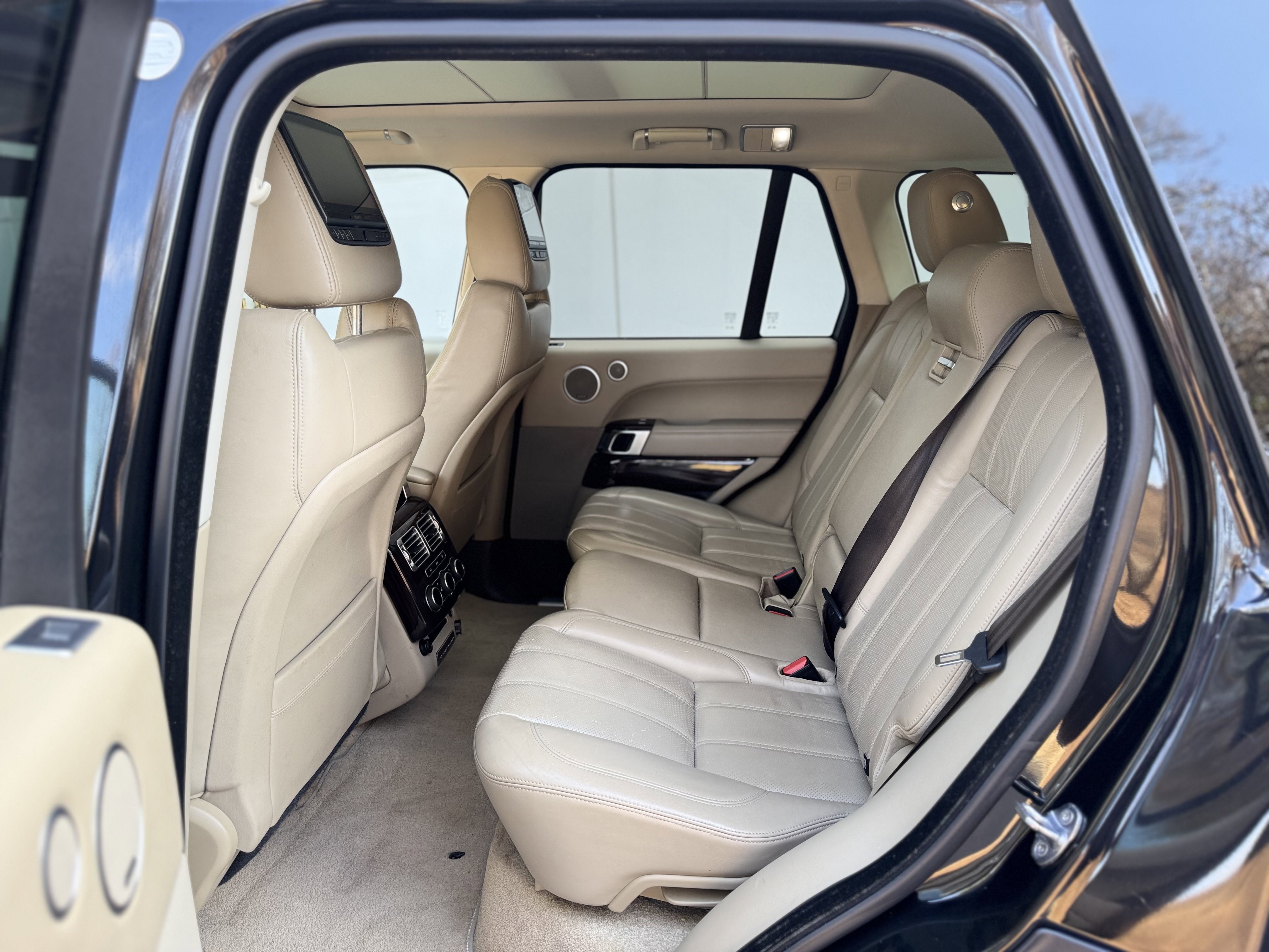 Used 2015 Land Rover Range Rover HSE image 28