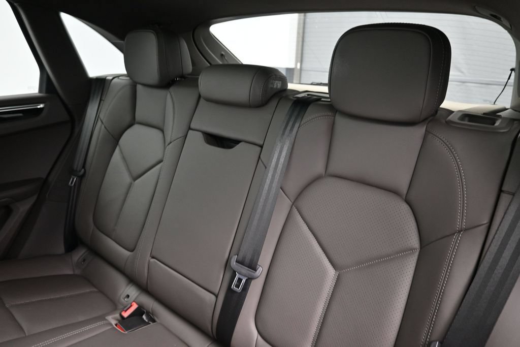 Certified 2023 Porsche Macan AWD/4WD image 6