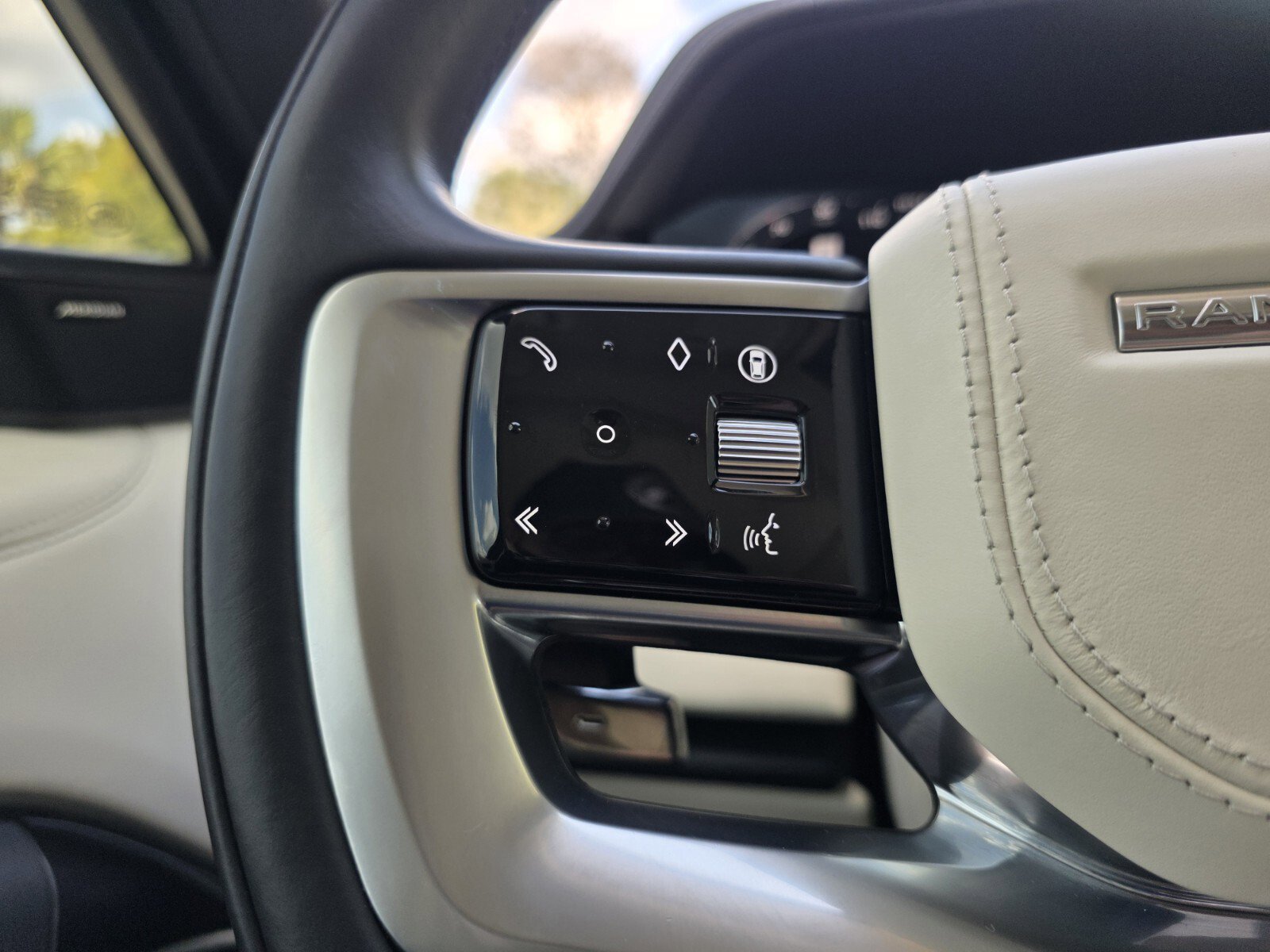 Certified 2024 Land Rover Range Rover SE image 24