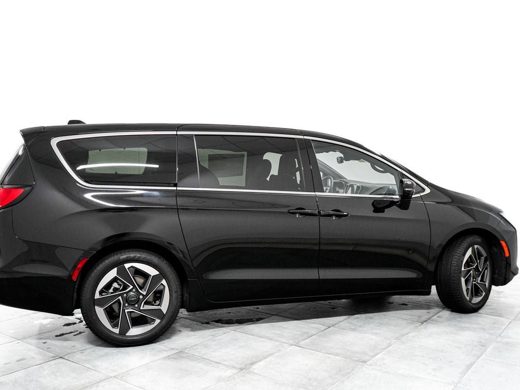 New 2027 Chrysler Pacifica Limited w/ Family Tech Group FWD image 7