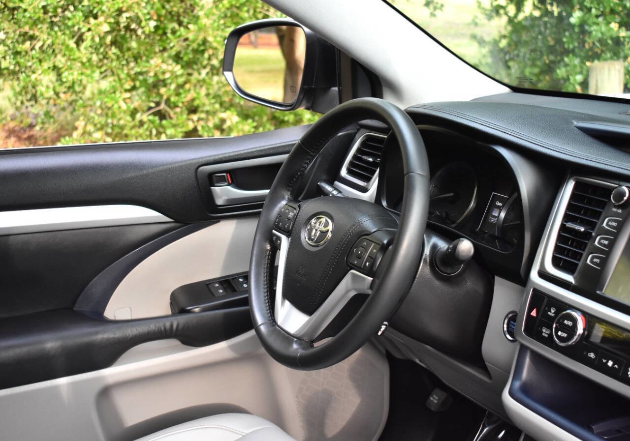 Used 2015 Toyota Highlander XLE AWD/4WD image 24