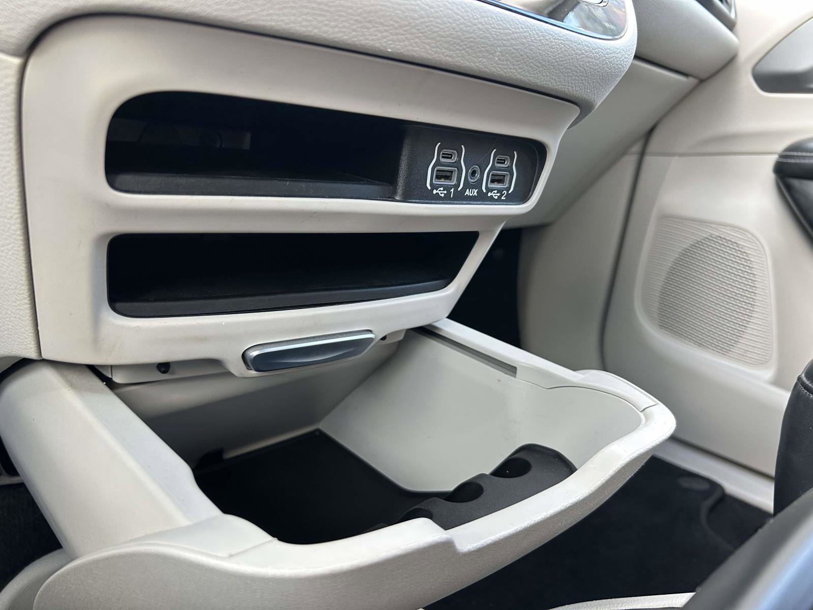 Used 2023 Chrysler Pacifica Touring-L image 28