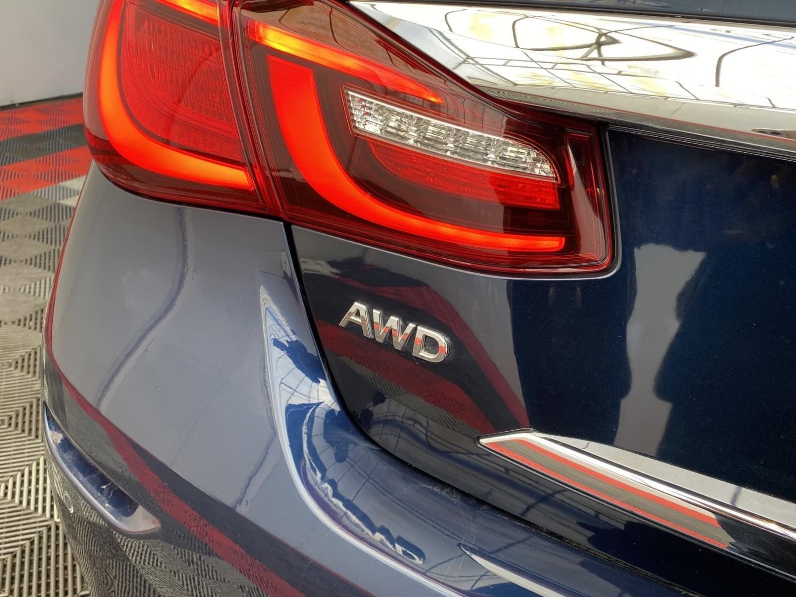 Used 2018 INFINITI Q70 Luxe w/ Cargo Package image 16