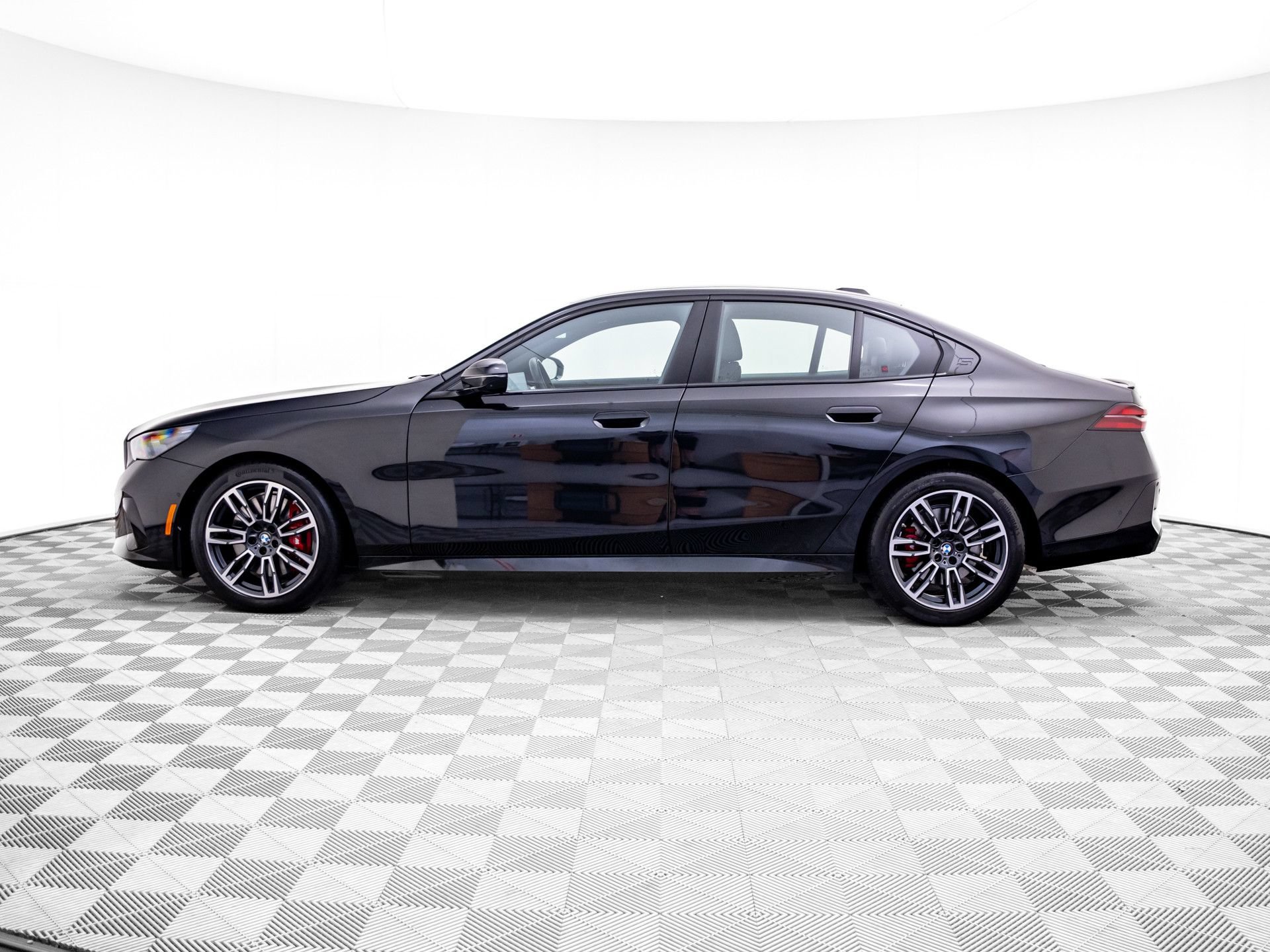 Used 2024 BMW 540i xDrive w/ Premium Package AWD/4WD image 2