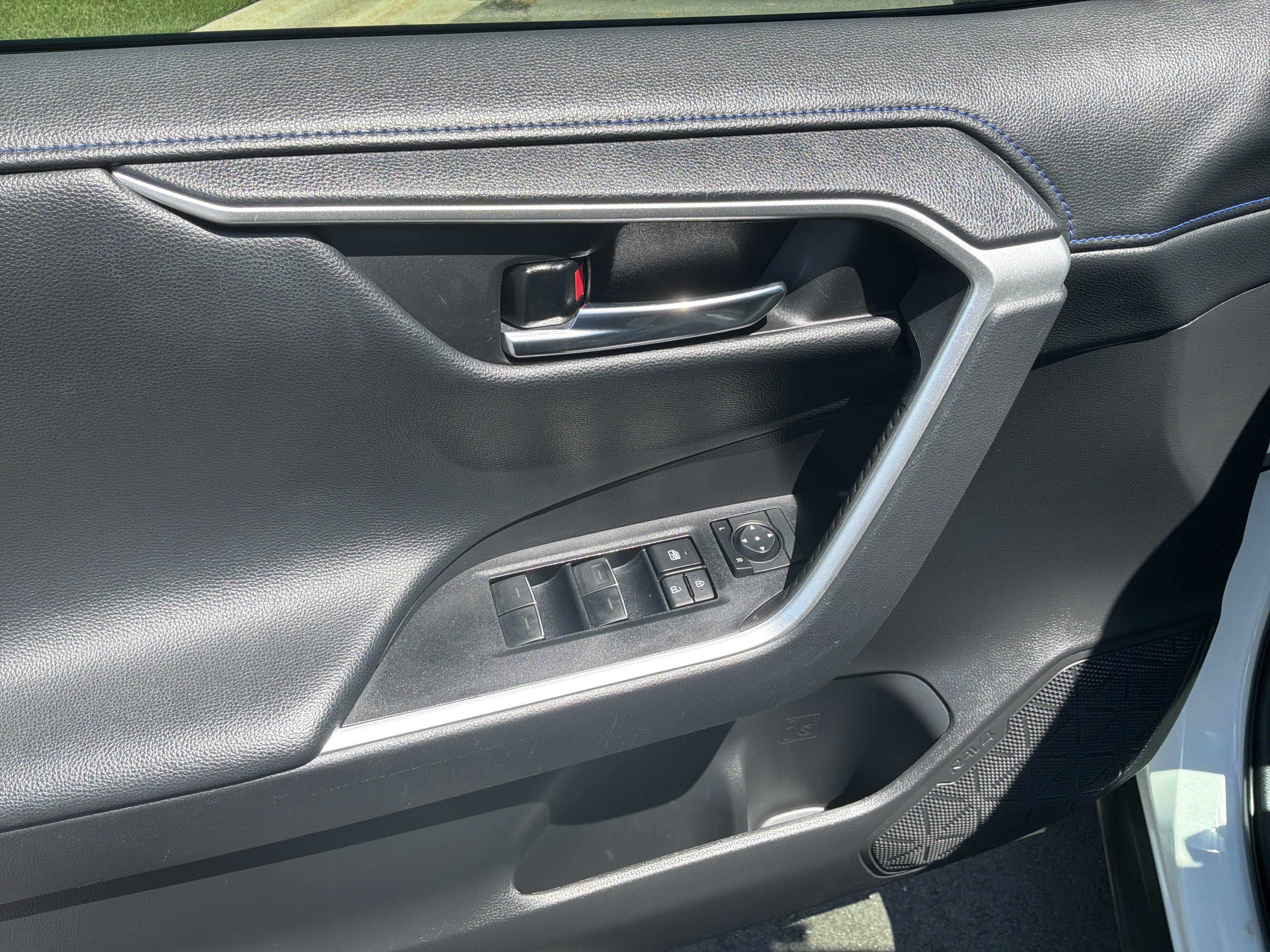 Used 2022 Toyota RAV4 XSE AWD/4WD image 15