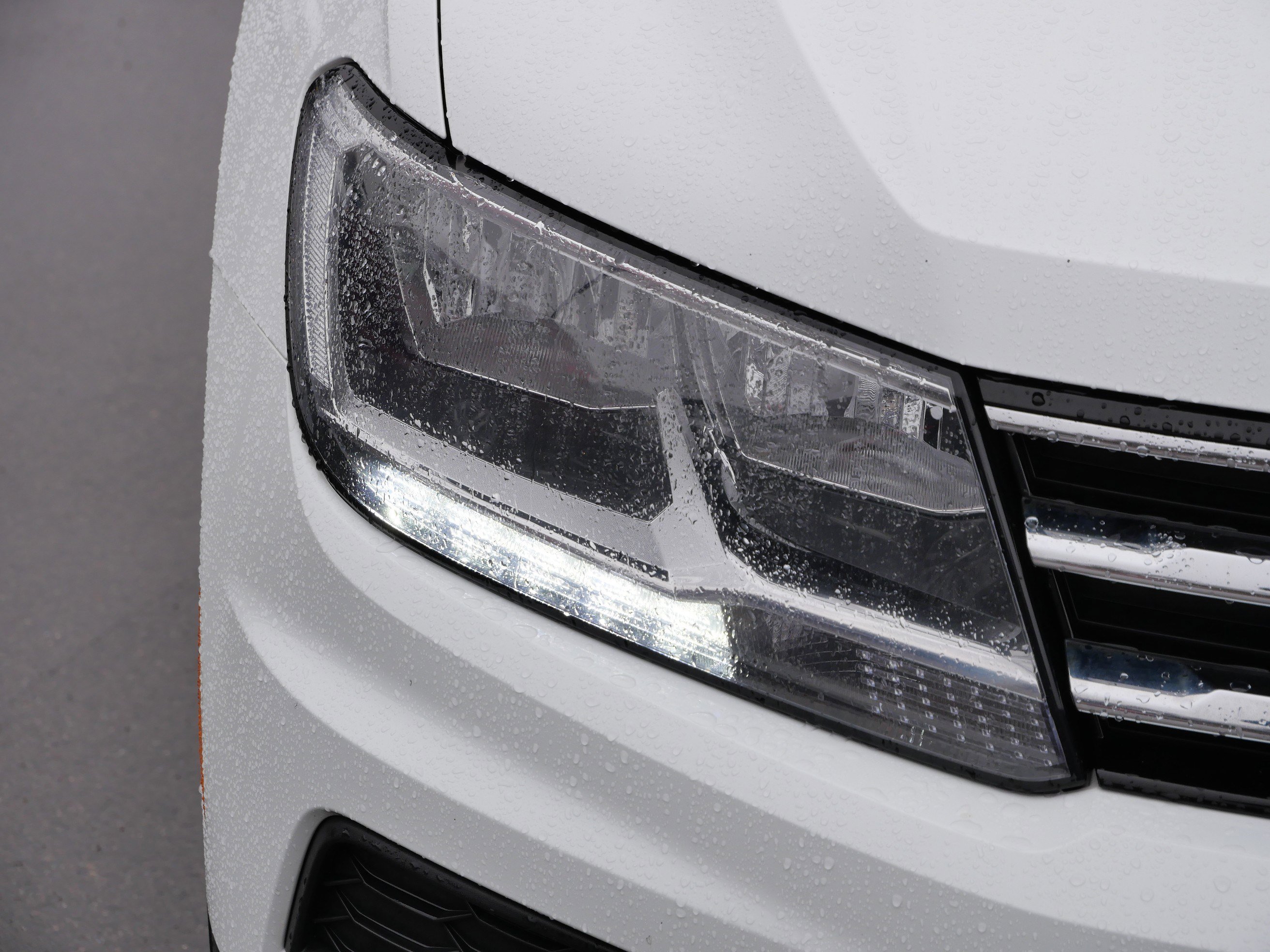 Used 2018 Volkswagen Tiguan SE w/ Panoramic Sunroof Package image 16