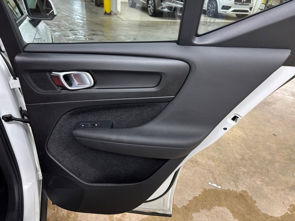 Used 2019 Volvo XC40 T4 Momentum image 18