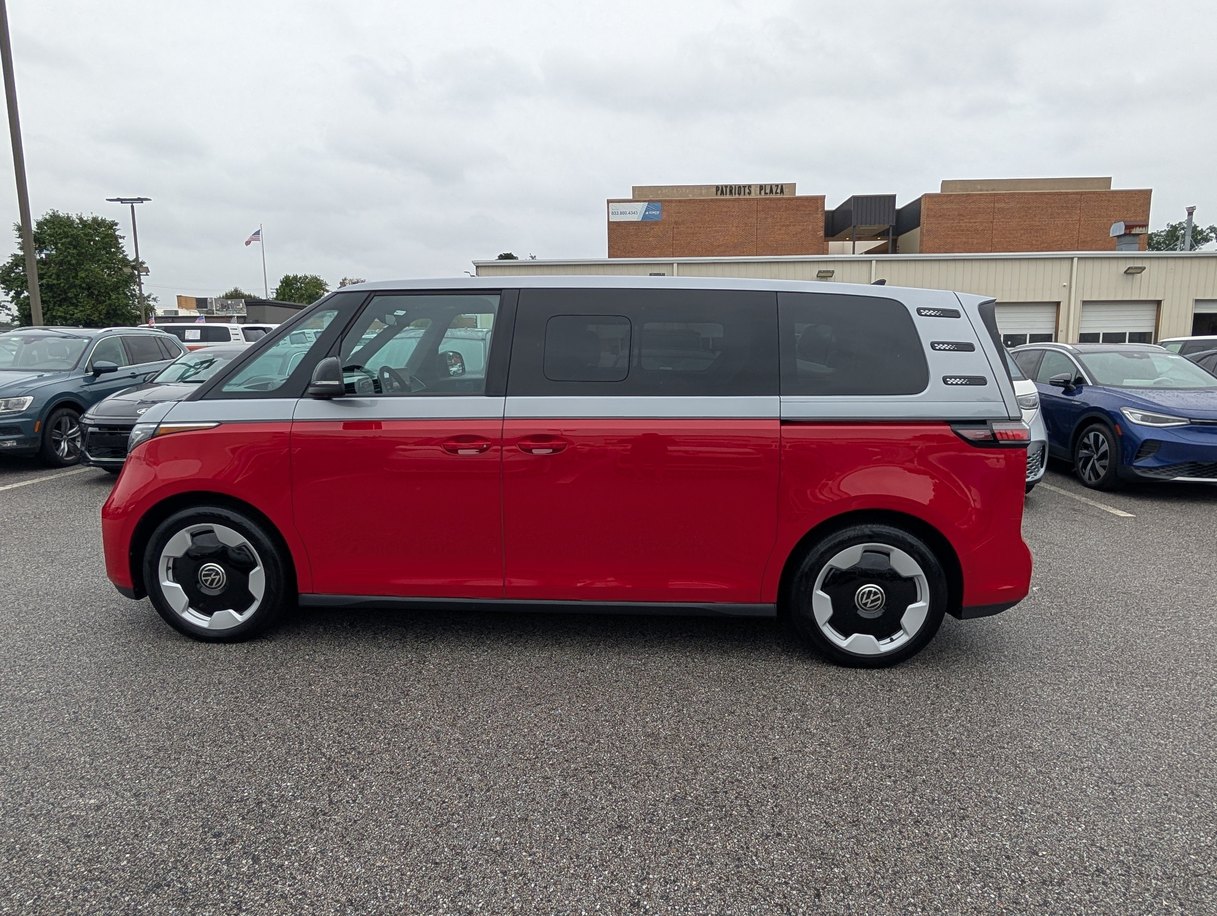 Used 2025 Volkswagen ID. Buzz Pro S Plus AWD/4WD image 6