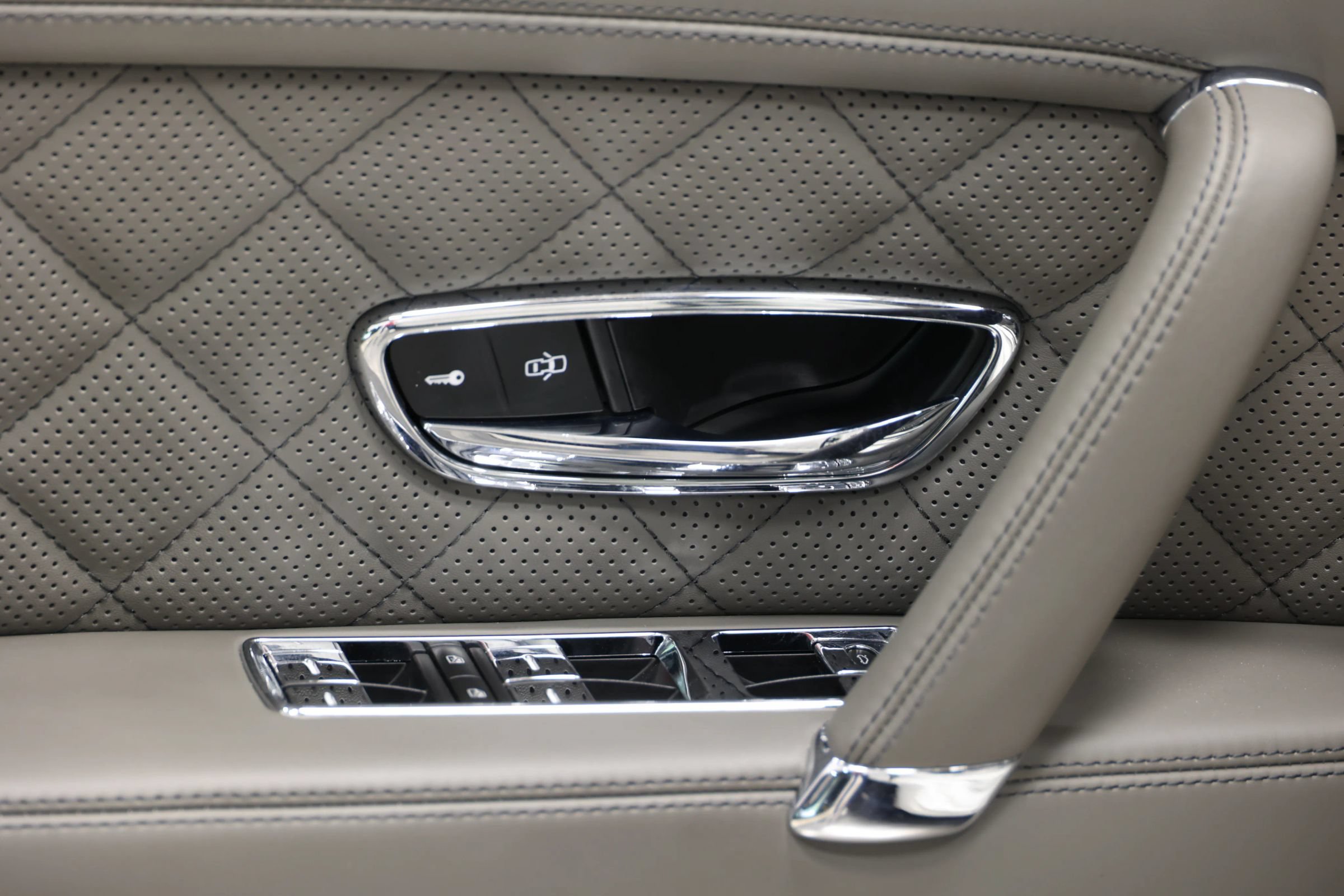 Used 2018 Bentley Flying Spur S W12 AWD/4WD image 13