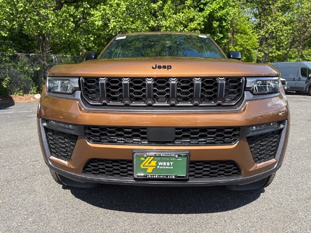 New 2026 Jeep Grand Cherokee L Limited w/ Limited Altitude Package AWD/4WD image 2