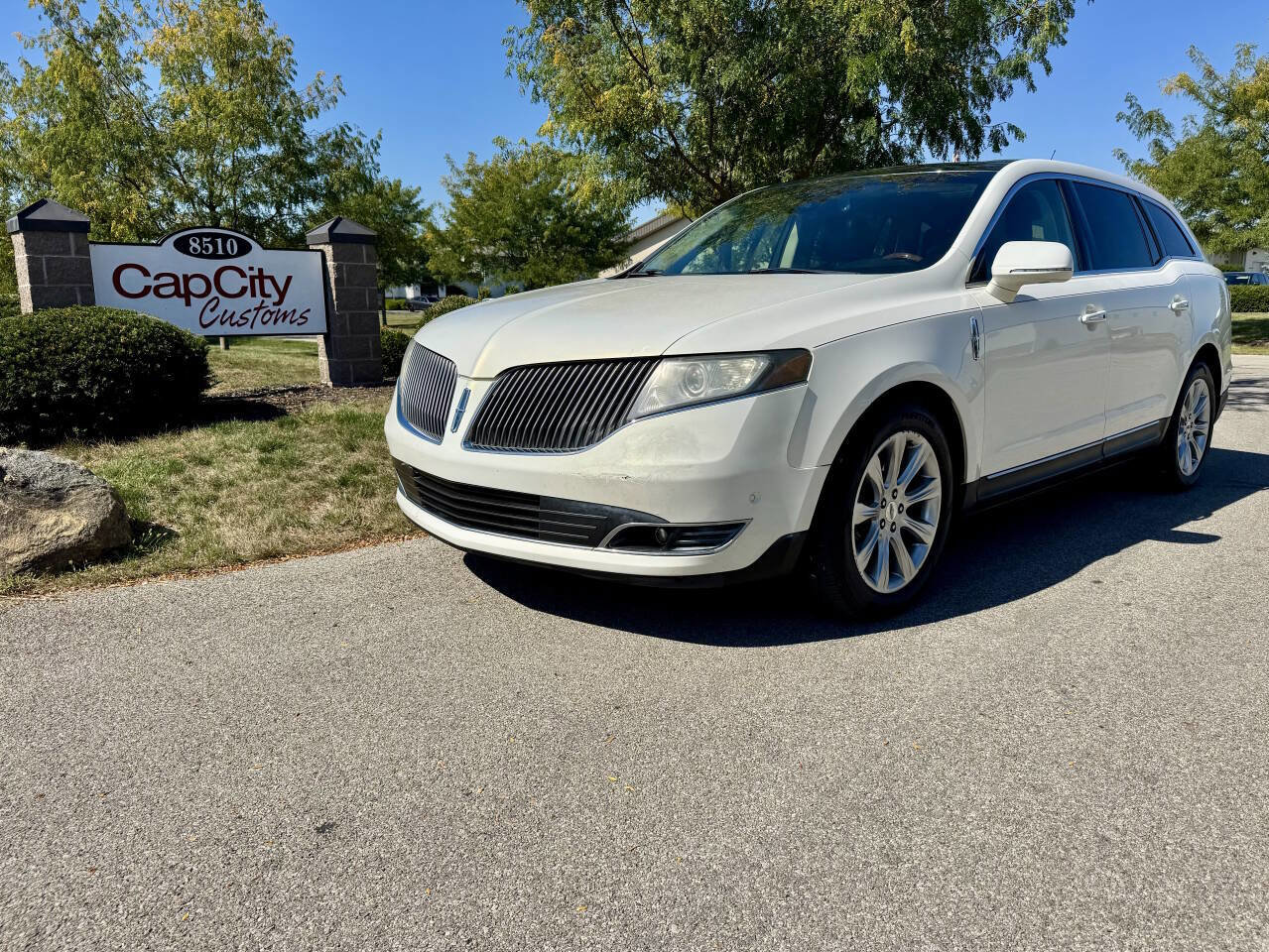 Used 2013 Lincoln MKT AWD image 1