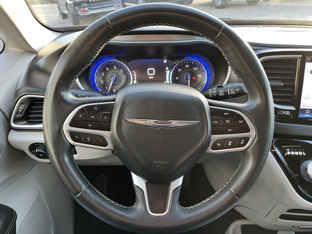 Used 2022 Chrysler Pacifica Touring-L image 42
