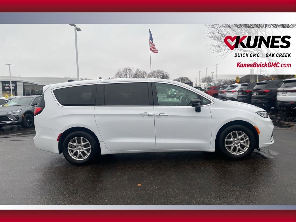 Used 2024 Chrysler Pacifica Touring-L FWD image 3