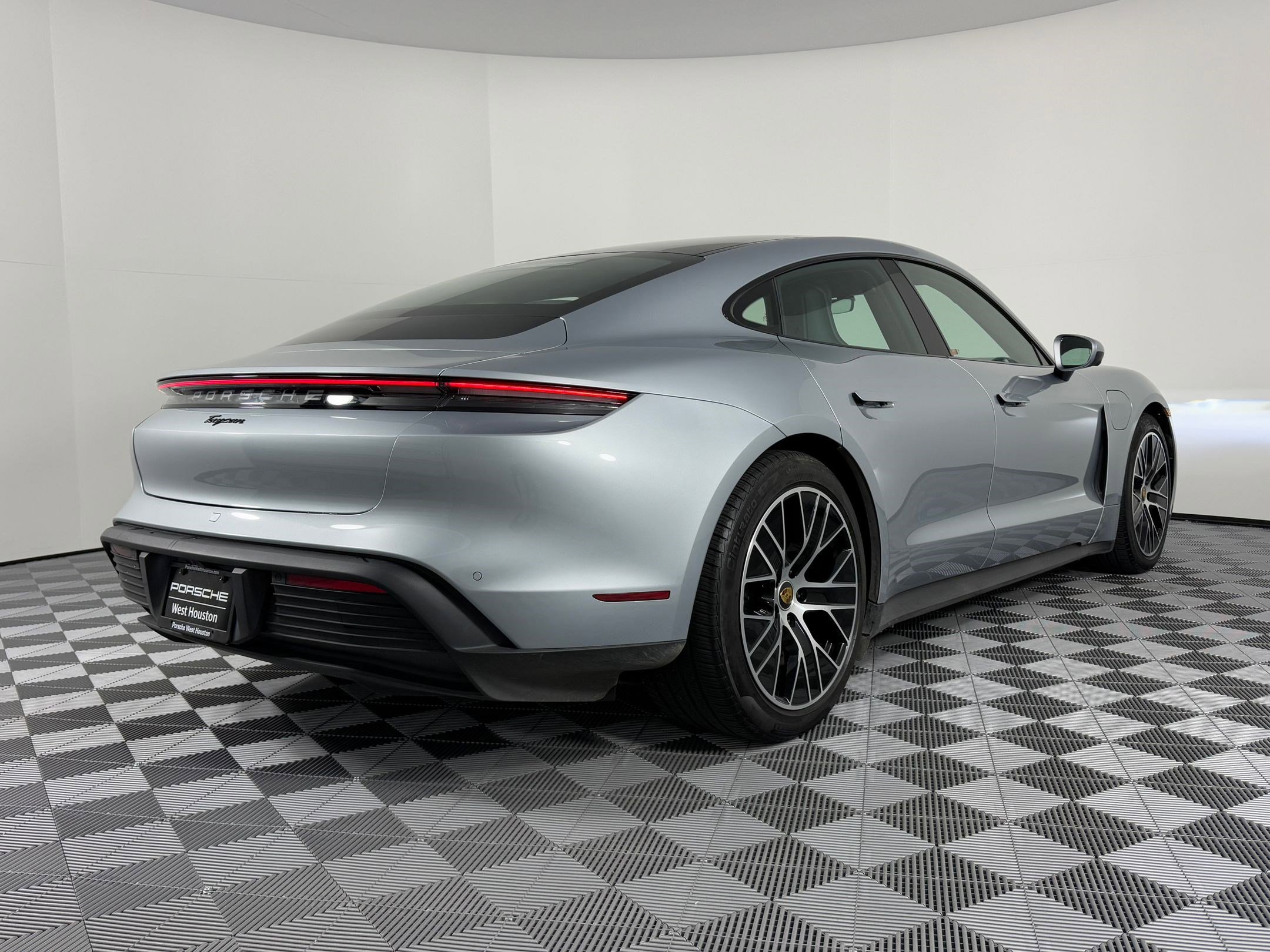 Used 2022 Porsche Taycan image 9