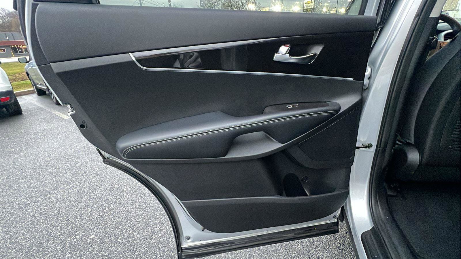 Used 2017 Kia Sorento LX image 17