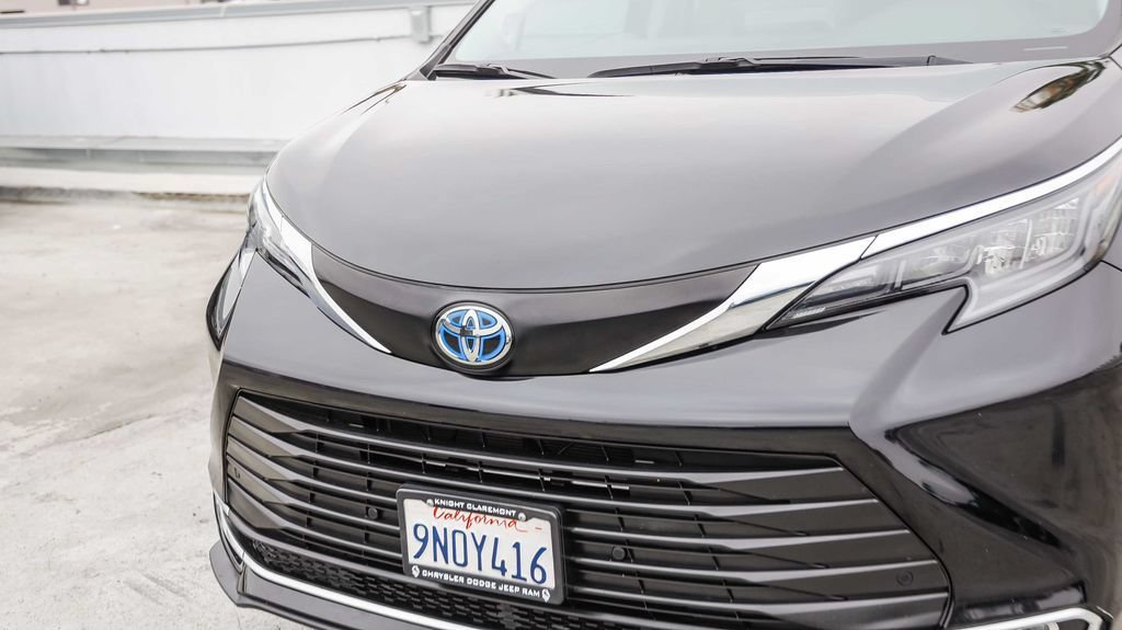 Used 2024 Toyota Sienna XLE w/ XLE Plus Package FWD image 6