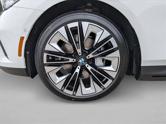Used 2026 BMW i5 eDrive40 w/ Premium Package RWD image 10