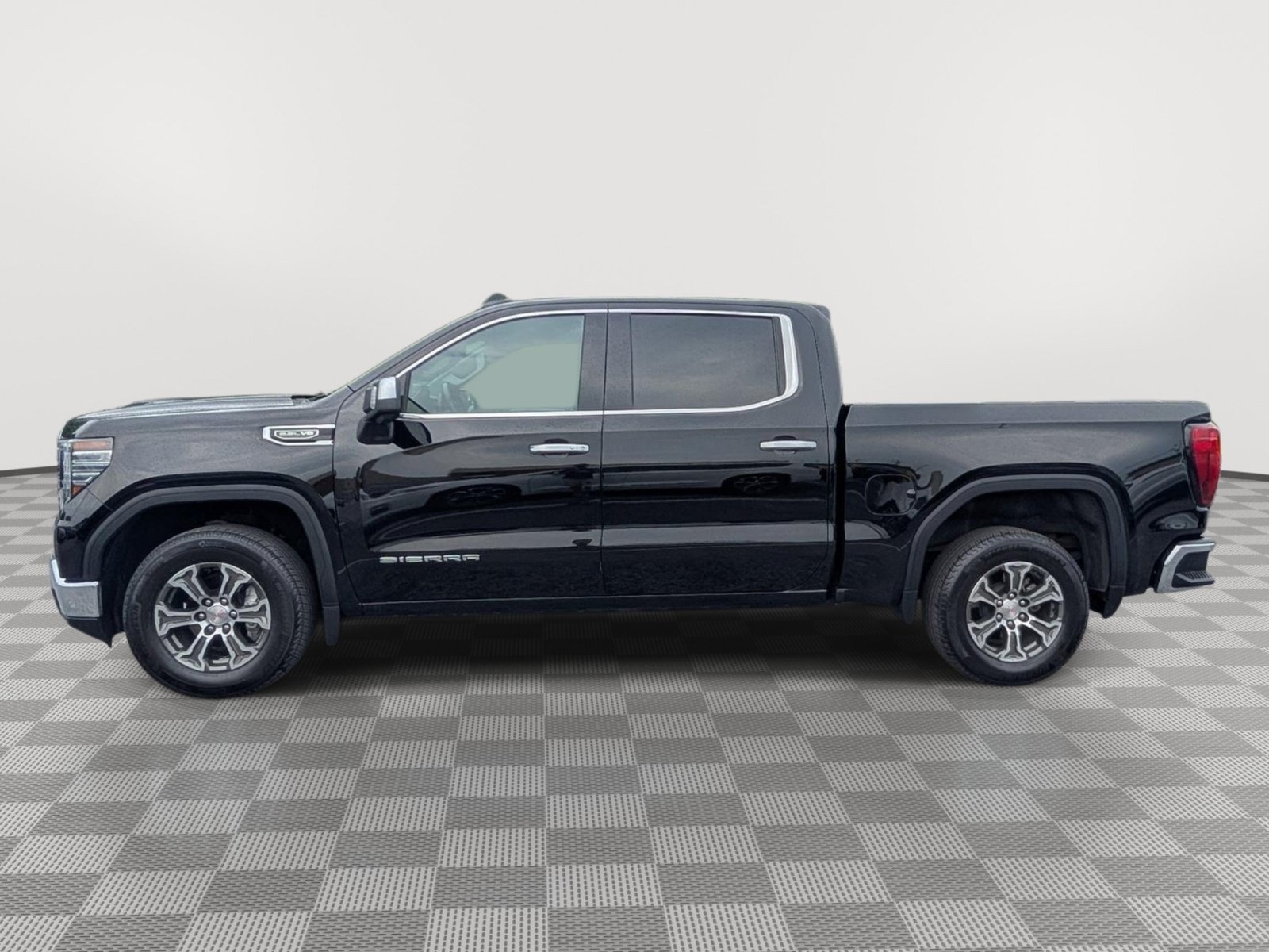 Used 2025 GMC Sierra 1500 SLT RWD image 2