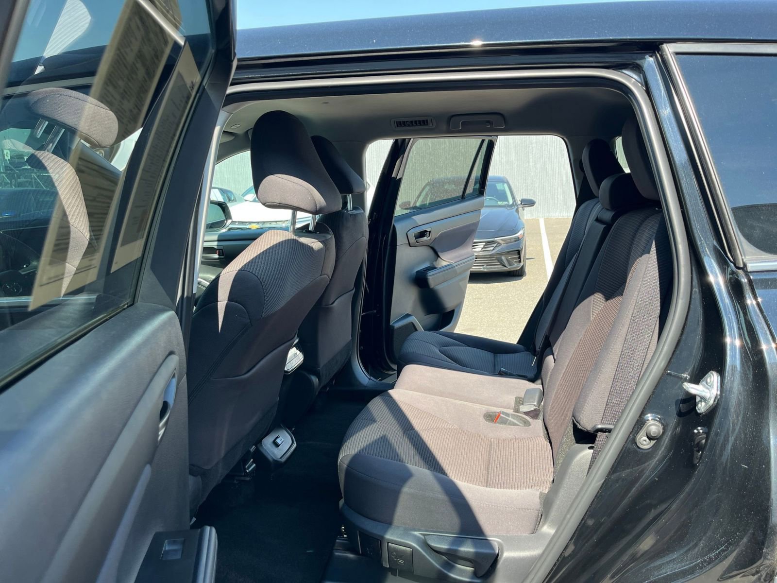 Used 2025 Toyota Highlander LE FWD image 27