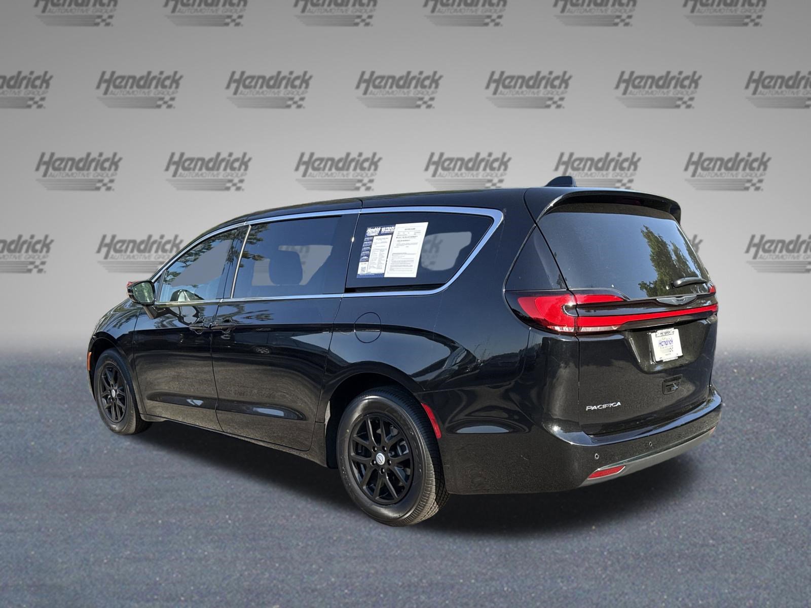 Used 2025 Chrysler Pacifica Select FWD image 7