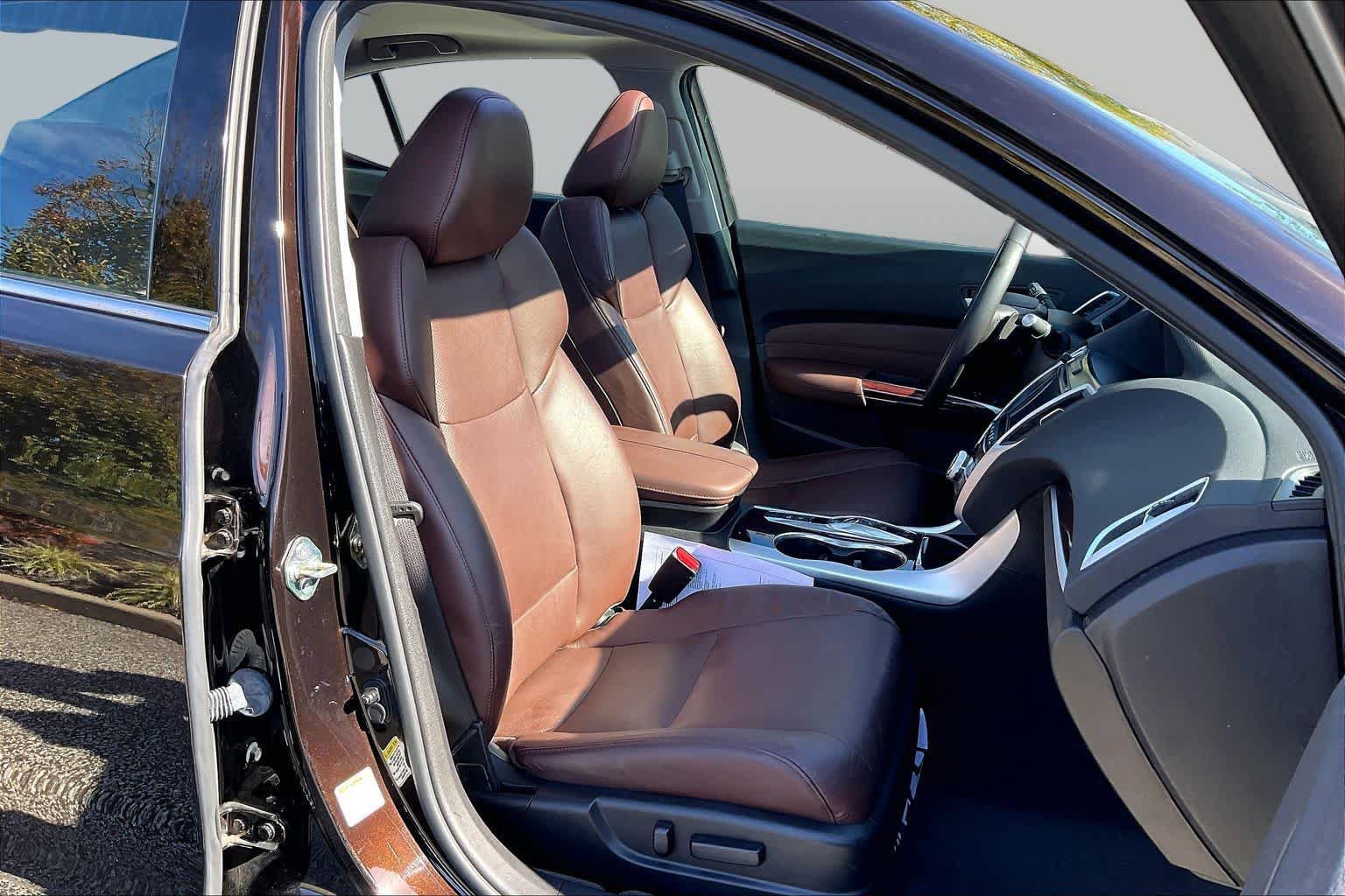 Used 2017 Acura TLX w/ Technology Package FWD image 9
