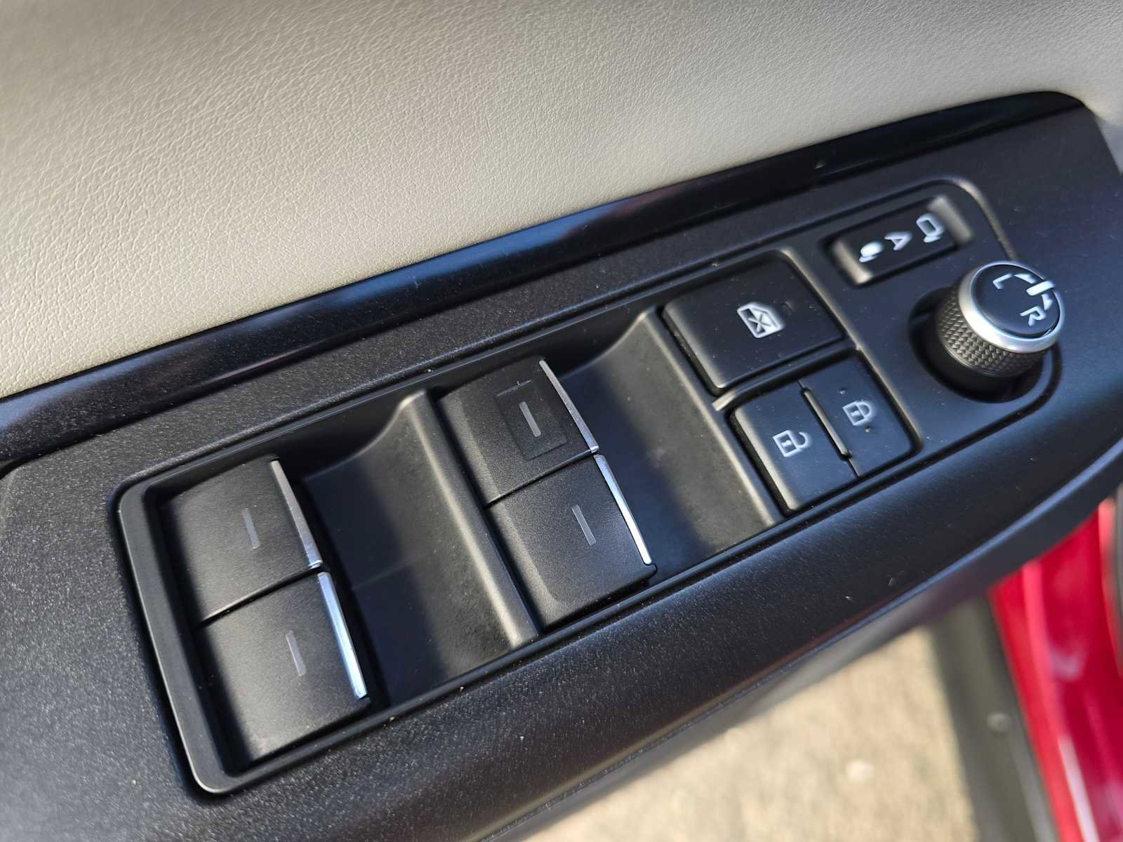 Used 2021 Toyota Venza LE w/ Carpet Mat Package (TMS) image 24