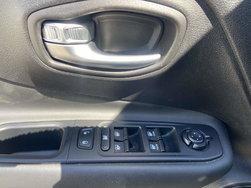 Used 2018 Jeep Renegade Altitude w/ Advanced Technology Group FWD image 15
