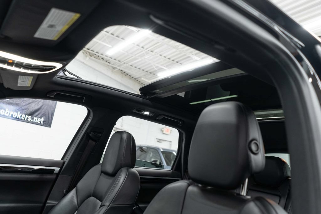 Used 2014 Porsche Cayenne S AWD/4WD image 8