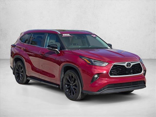 Used 2024 Toyota Highlander XLE FWD image 3
