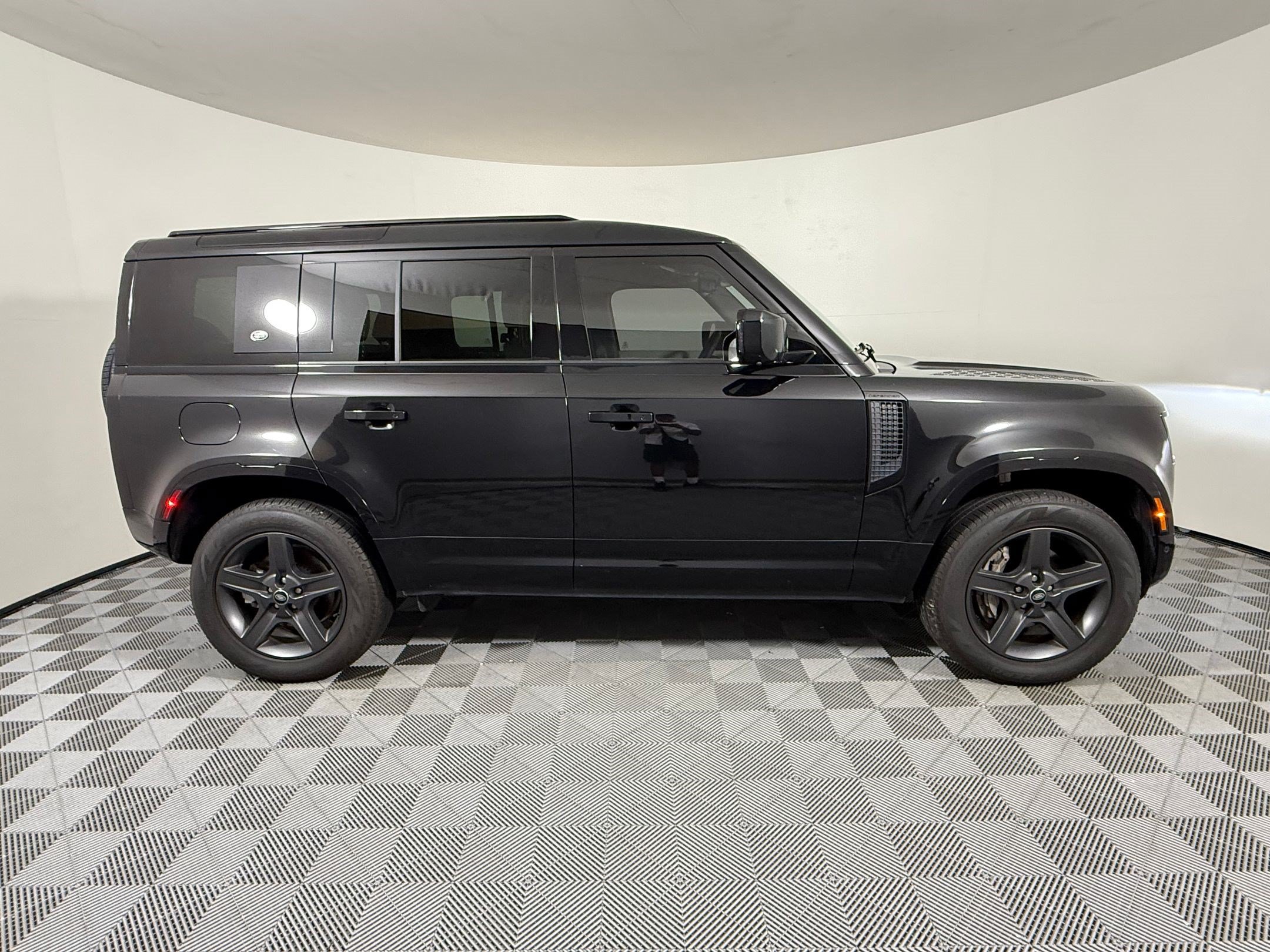 Used 2024 Land Rover Defender 110 X-Dynamic SE AWD/4WD image 8