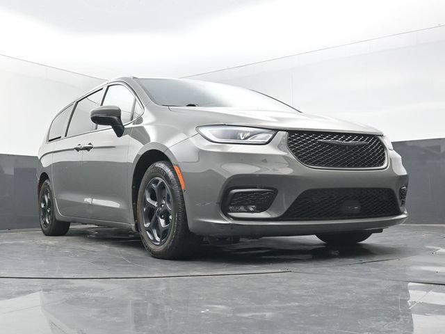 Used 2023 Chrysler Pacifica Touring-L w/ S Appearance Package FWD image 1