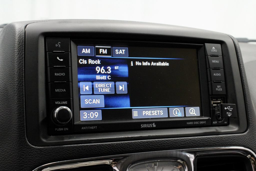 Used 2016 Chrysler Town & Country Touring FWD image 3