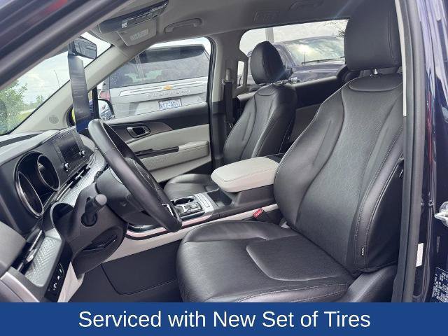 Used 2024 Kia Carnival LX FWD image 12