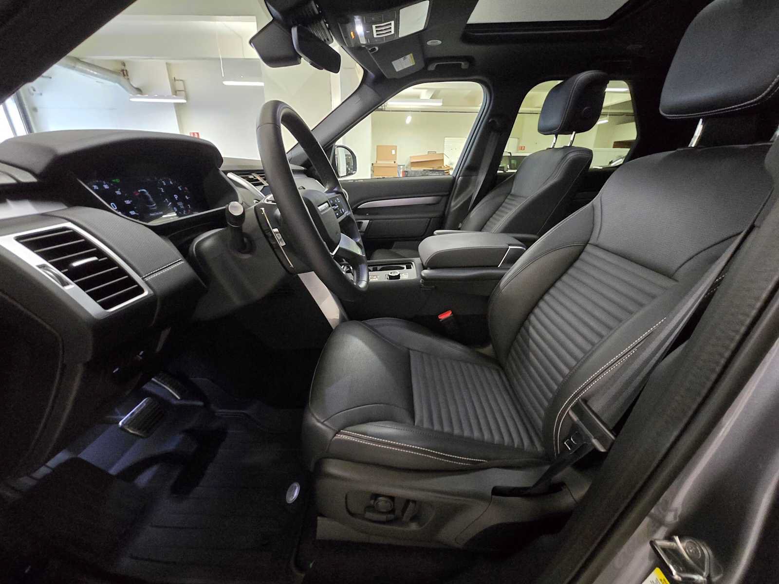 Used 2025 Land Rover Discovery Dynamic SE AWD/4WD image 23