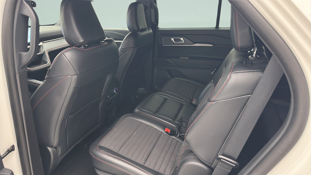 Used 2025 Ford Explorer ST-Line w/ ST-Line Street Pack AWD/4WD image 9