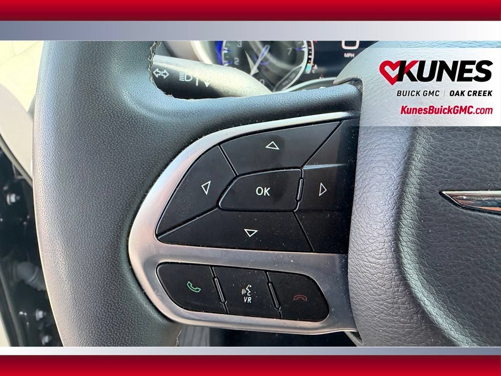 Used 2023 Chrysler Pacifica Touring-L FWD image 19