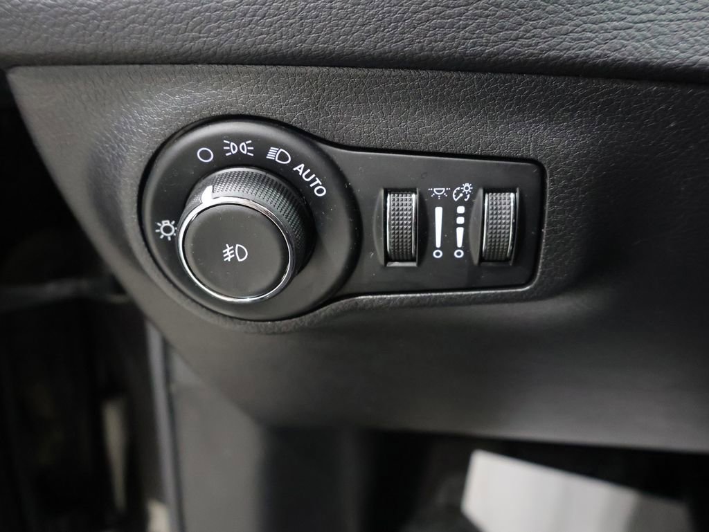 Used 2018 Jeep Compass Latitude w/ Cold Weather Group image 32