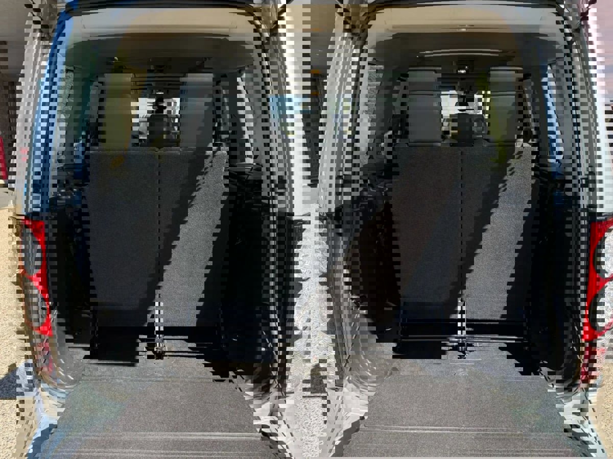 Used 2011 Land Rover LR4 HSE LUX image 32