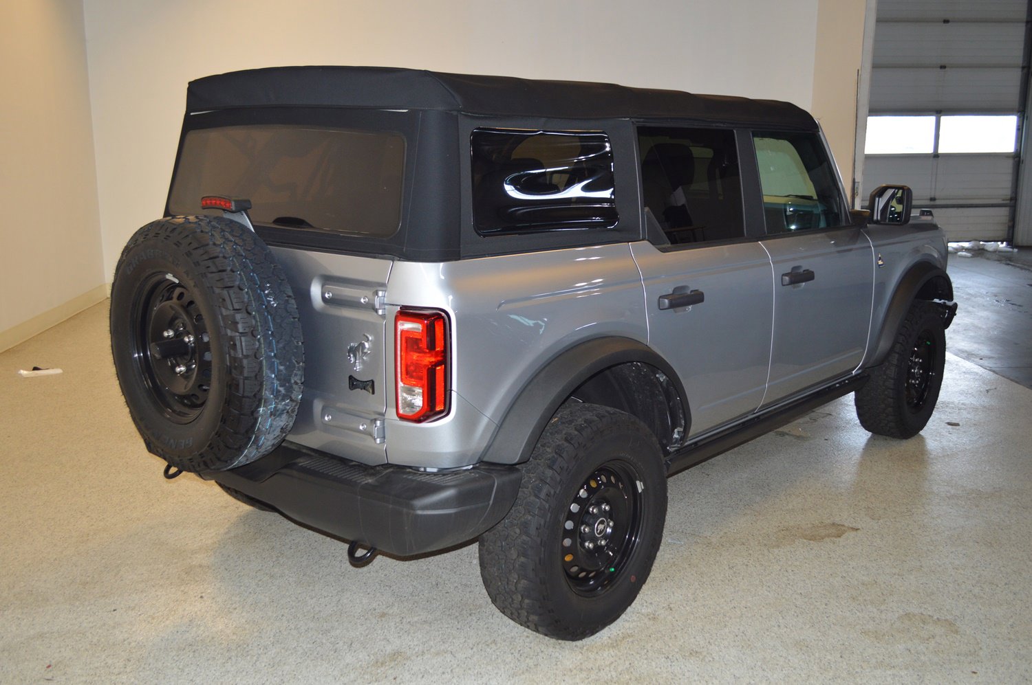 Used 2021 Ford Bronco Black Diamond image 3